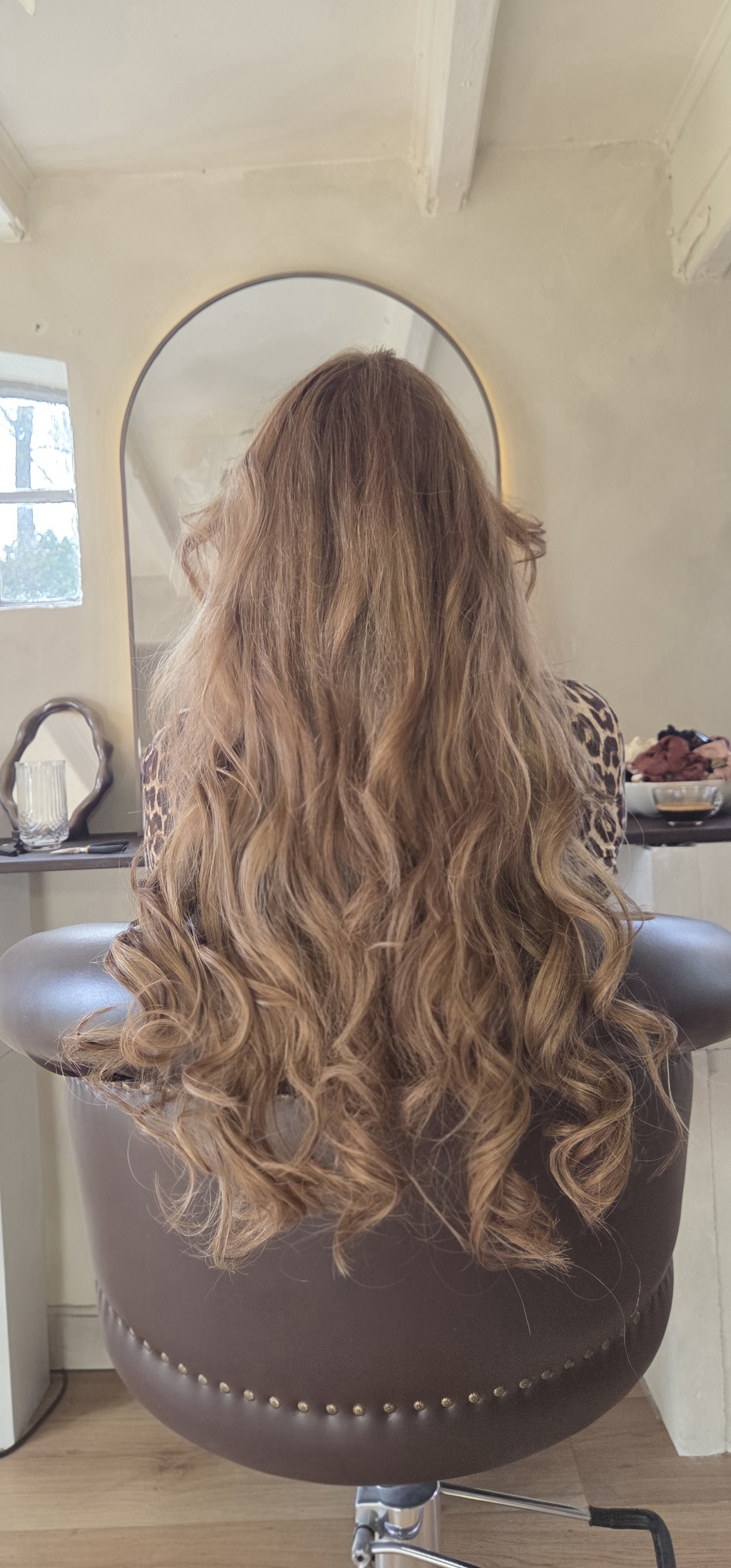 Hair extensions Lunteren — na Genius Weft installatie, lange wavy blonde
