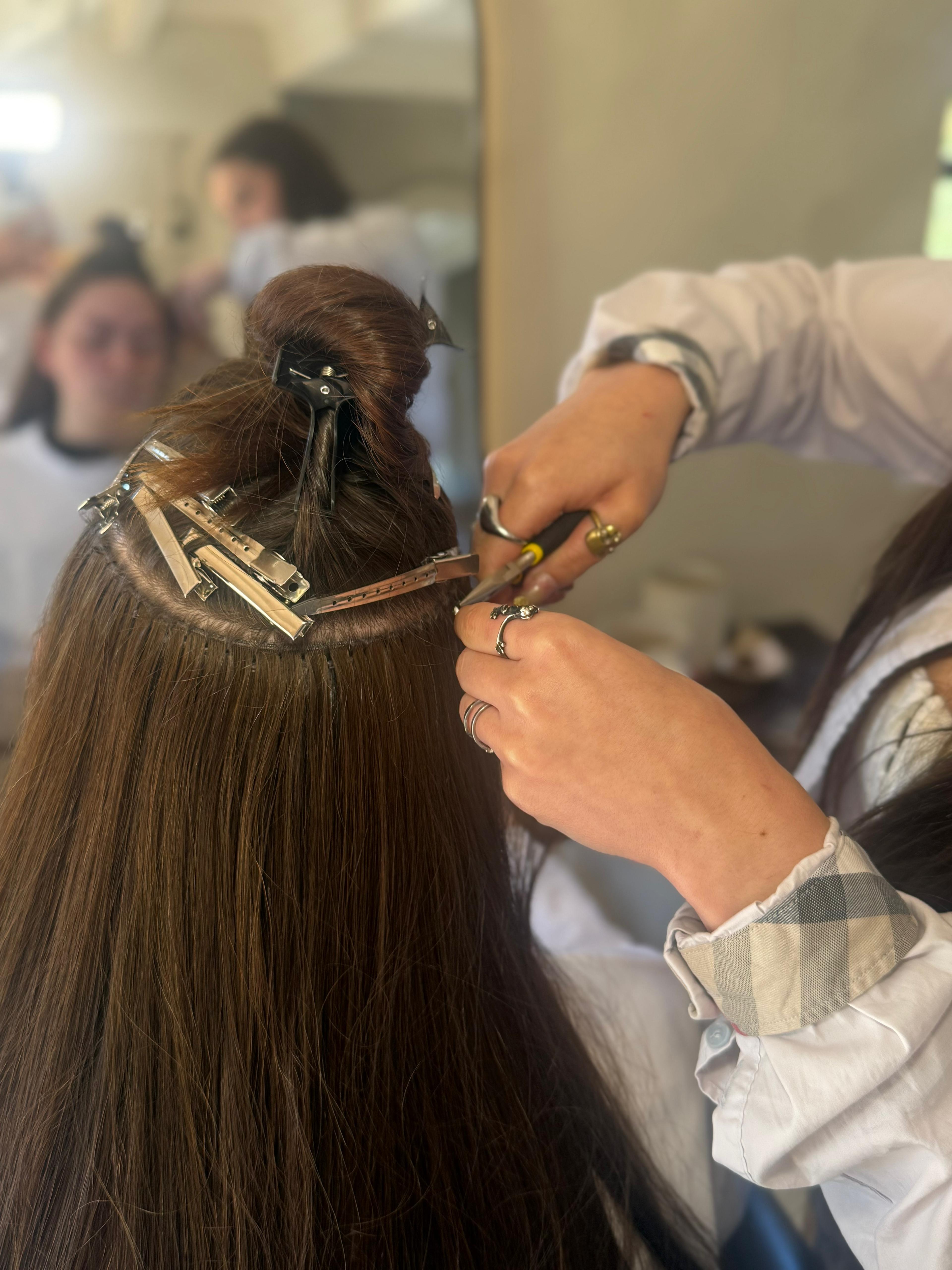 Nikita installeert hair extensions Slavic Glow Lunteren
